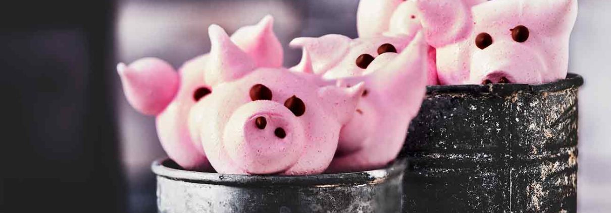 Oink, oink… schenk ein bisschen Glück mit den süßen Meringue-Glücksschweinchen. Die sind flott gemacht, du brauchst wenig Zutaten und sind wirklich eine schöne Geschenkidee. Und Glück können wir doch alle gebrauchen …