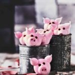 Oink, oink… schenk ein bisschen Glück mit den süßen Meringue-Glücksschweinchen. Die sind flott gemacht, du brauchst wenig Zutaten und sind wirklich eine schöne Geschenkidee. Und Glück können wir doch alle gebrauchen …