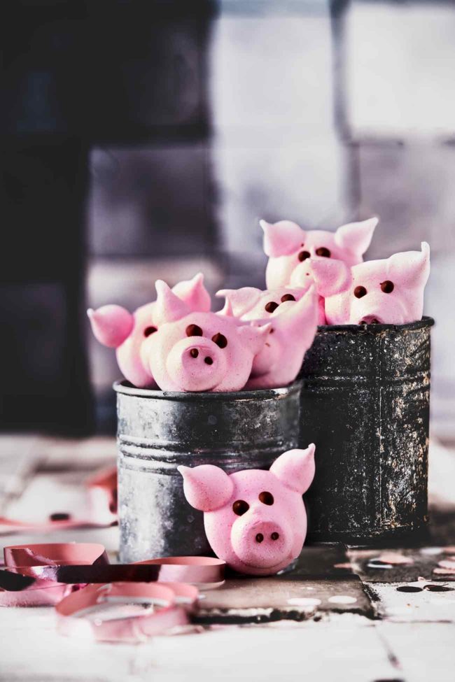 Oink, oink… schenk ein bisschen Glück mit den süßen Meringue-Glücksschweinchen. Die sind flott gemacht, du brauchst wenig Zutaten und sind wirklich eine schöne Geschenkidee. Und Glück können wir doch alle gebrauchen …