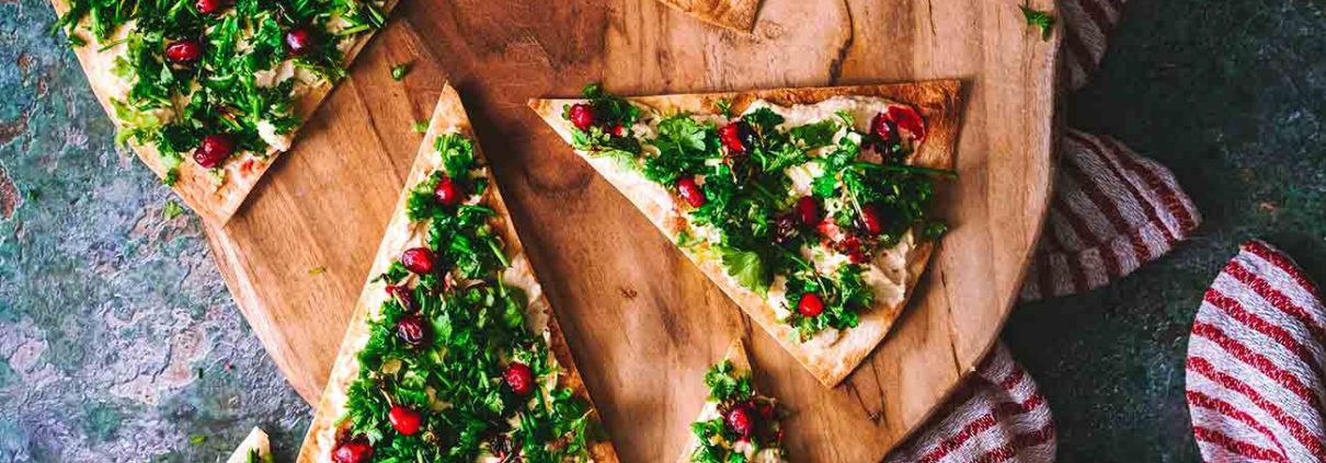 Ich mag es orientalisch, auch oder ganz besonders an Weihnachten. Ein Weihnachtsfest in Marrakech… das wäre mein Traum. Bis dahin mache ich es mir zu Hause gemütlich und erfreue mich an die Hummus Tannen. So easy… ihr werdet sie lieben.