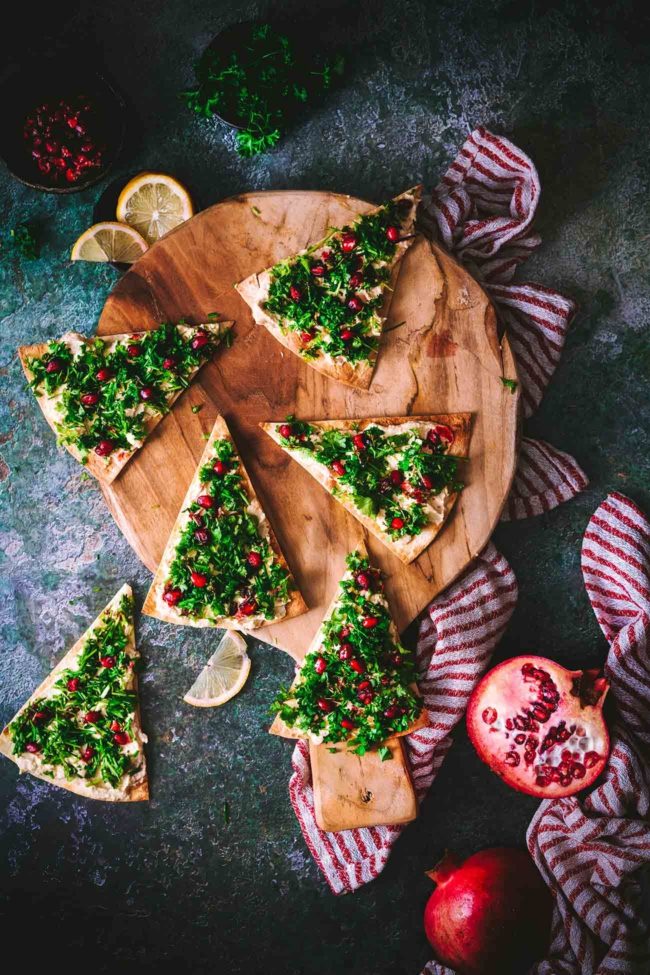 Ich mag es orientalisch, auch oder ganz besonders an Weihnachten. Ein Weihnachtsfest in Marrakech… das wäre mein Traum. Bis dahin mache ich es mir zu Hause gemütlich und erfreue mich an die Hummus Tannen. So easy… ihr werdet sie lieben.