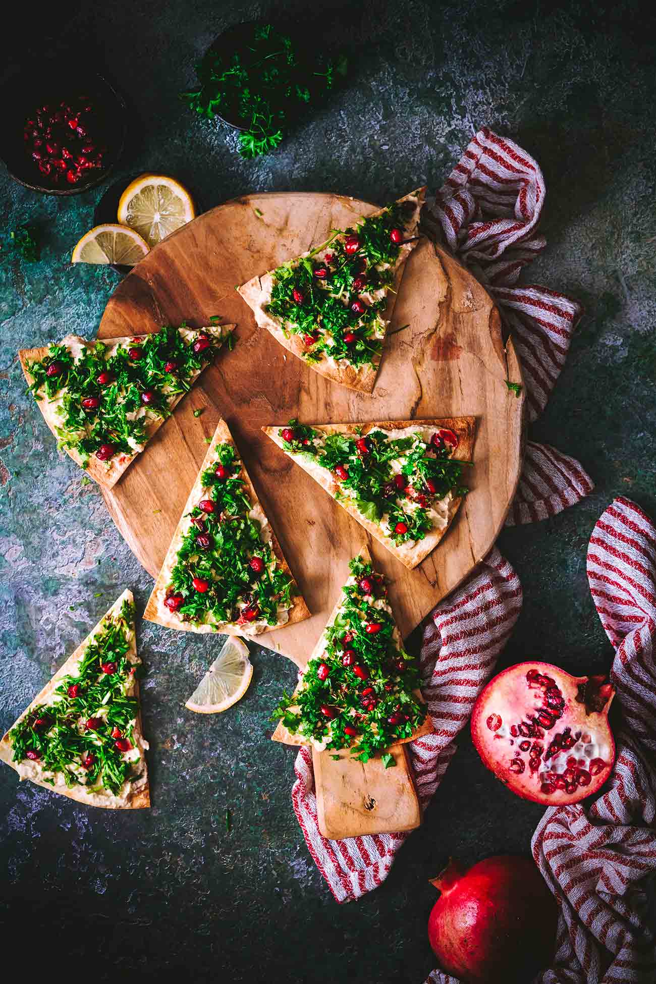 Ich mag es orientalisch, auch oder ganz besonders an Weihnachten. Ein Weihnachtsfest in Marrakech… das wäre mein Traum. Bis dahin mache ich es mir zu Hause gemütlich und erfreue mich an die Hummus Tannen. So easy… ihr werdet sie lieben. 