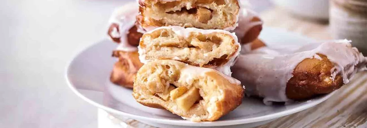 Huch, waren die schnell aufgegessen. Aber wer kann denn so lauwarmen Apfeltaschen mit dieser dicken Glasur widerstehen? Ich jedenfalls nicht.