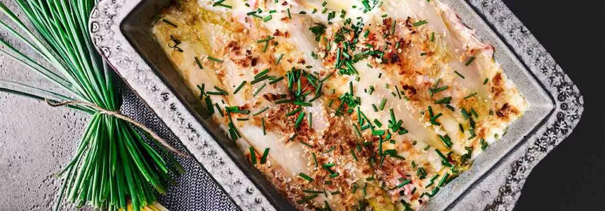 So lecker kann Gemüse sein… und Chicorée ist ein tolles Wintergemüse, weil er reich an Kalium, Folsäure, Zink und Vitamine ist. Kalorienarm ist er auch noch. Und gefüllt mit Käse und Schinken schmeckt er einfach fantastisch.