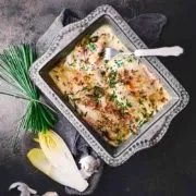So lecker kann Gemüse sein… und Chicorée ist ein tolles Wintergemüse, weil er reich an Kalium, Folsäure, Zink und Vitamine ist. Kalorienarm ist er auch noch. Und gefüllt mit Käse und Schinken schmeckt er einfach fantastisch.
