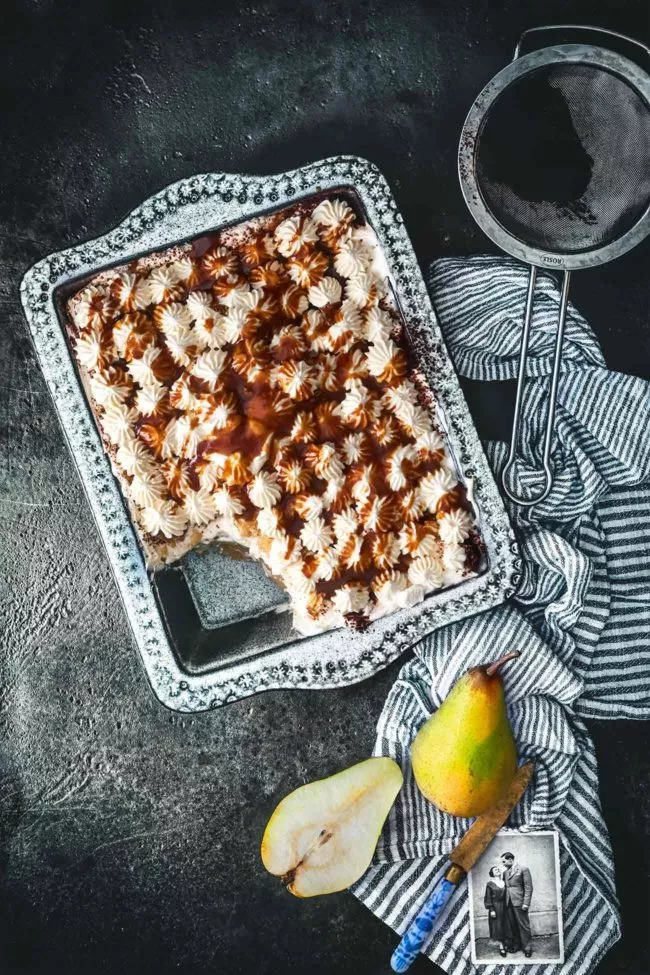 …und eine leckere Mascarpone-Creme ist natürlich auch dabei. Ganz schön lang der Titel, aber ich wollte all die leckeren Dinge irgendwie in den Titel aufnehmen. Es ist einfach ein KILLER-Rezept. Für alle Birnen-Liebhaber da draußen ist es ein Rezept, welches unbedingt ausprobiert werden muss. Und für alle anderen da draußen, nun, ihr solltet es auch probieren, denn es ist doppeltes Tiramisu-Glück.