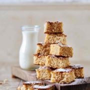 Weiße Schokolade, salzige Macadamianusskerne und Kokosraspeln…hmmm….aber das ist natürlich noch nicht alles. Mein Geheimtipp: Dazu etwas warme selbstgemachte Butter-Toffee Soße.