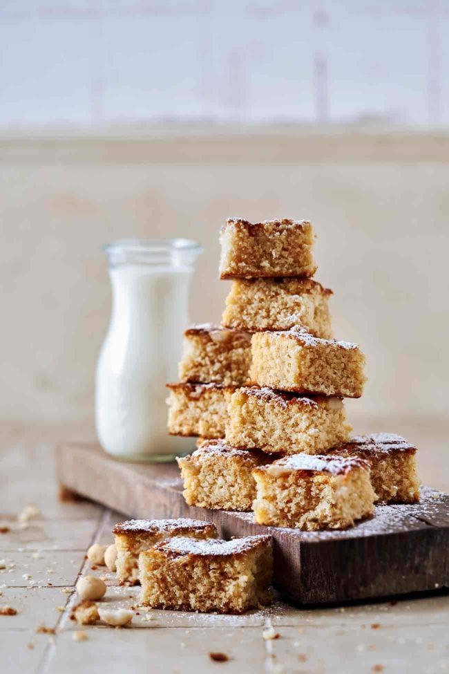 Weiße Schokolade, salzige Macadamianusskerne und Kokosraspeln…hmmm….aber das ist natürlich noch nicht alles. Mein Geheimtipp: Dazu etwas warme selbstgemachte Butter-Toffee Soße.