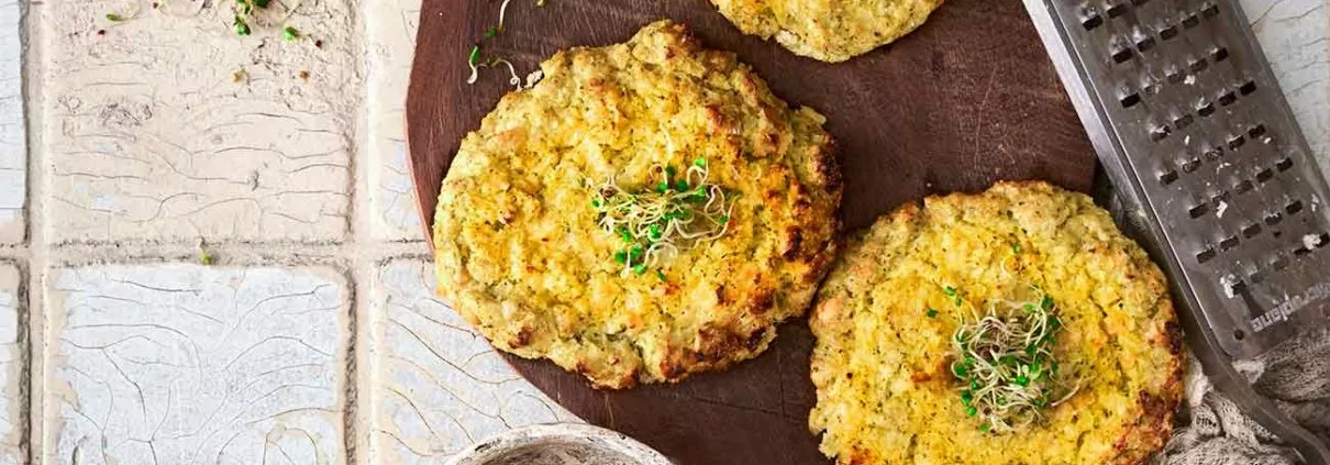 Ich bin schon immer ein großer Brokkoli-Fan und seitdem die letzten Wochen der Hype um das Gemüse aufgrund seiner gesunden Eigenschaften immer größer wurde, liebe ich ihn noch mehr. Warum der Brokkoli so gesund ist, wie ich Brokkoli Sprossen im Glas ziehe und das Rezept der Puffer findet ihr auf dem Blog.