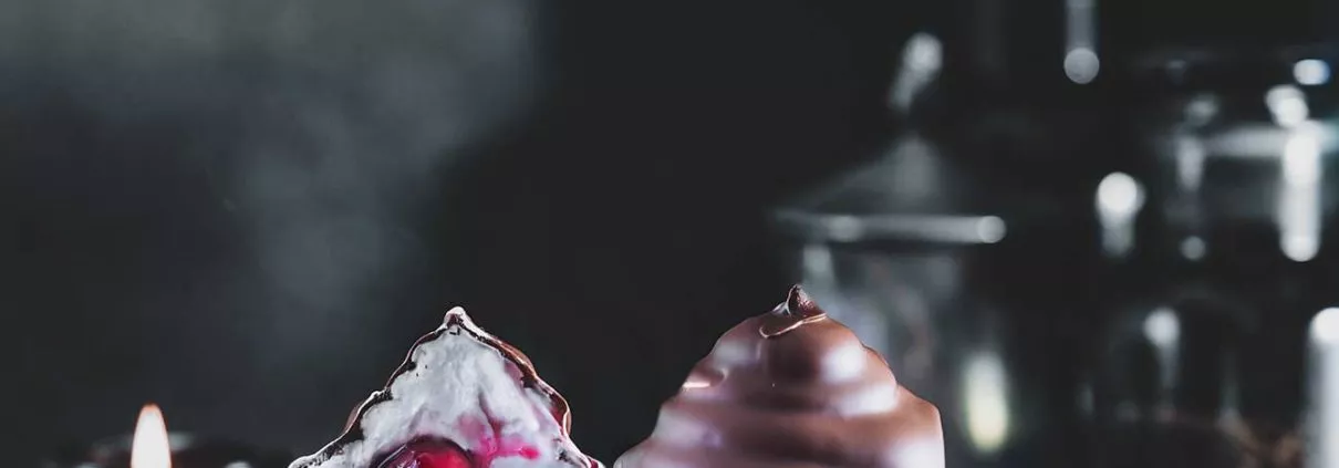 Ich steh gerade auf Schokoküsse. Deshalb bekommen die Schokoladen Cupcakes eine große Haube Schaumkuss-Masse, die natürlich in Schokolade getaucht wird. Richtige „High Hat“ Cupcakes. Und wenn man reinbeißt und als Überraschung ein paar Kirschen zum Vorschein kommen, ist das einfach richtig lecker.