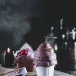 Ich steh gerade auf Schokoküsse. Deshalb bekommen die Schokoladen Cupcakes eine große Haube Schaumkuss-Masse, die natürlich in Schokolade getaucht wird. Richtige „High Hat“ Cupcakes. Und wenn man reinbeißt und als Überraschung ein paar Kirschen zum Vorschein kommen, ist das einfach richtig lecker.