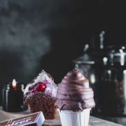 Ich steh gerade auf Schokoküsse. Deshalb bekommen die Schokoladen Cupcakes eine große Haube Schaumkuss-Masse, die natürlich in Schokolade getaucht wird. Richtige „High Hat“ Cupcakes. Und wenn man reinbeißt und als Überraschung ein paar Kirschen zum Vorschein kommen, ist das einfach richtig lecker.