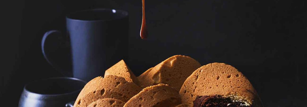 Dieser Erdnussbutter-Marmorkuchen ist der perfekte Kuchen für alle Gelegenheiten. Es ist ernsthaft der BESTE Marmorkuchen. Perfekte süße, superfeuchte und extra schokoladige Kuchenstücke. Und jedes Stück großzügig mit köstlicher Erdnuss-Karamellglasur begossen.