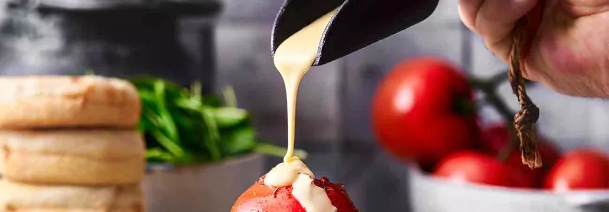 Wenn ich an Eggs-Benedict denke, dann bekomme ich immer Fernweh, denn durch meine früheren Reisen als Journalist für die Luxus-Hotellerie, durfte ich das ein oder andere Egg-Benedict, zubereitet von Spitzenköchen, verspeisen. Den Veganuary habe ich zum Anlass genommen, das Egg Benedict in einer veganen Version zu interpretieren. Stilgerecht auf knusprige Dinkel Toastbrötchen von meinem Partner Harry-Brot.
