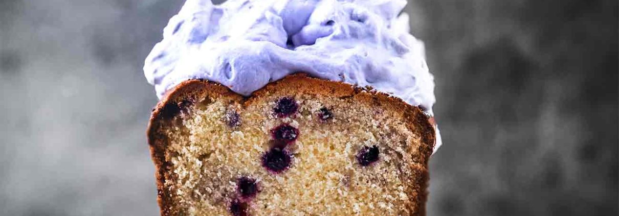 Saftig, fluffig und fruchtig. Und doch so einfach. Die Frischkäse-Sahnehaube gibt dem Kastenkuchen den Rest.