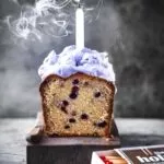 Saftig, fluffig und fruchtig. Und doch so einfach. Die Frischkäse-Sahnehaube gibt dem Kastenkuchen den Rest.