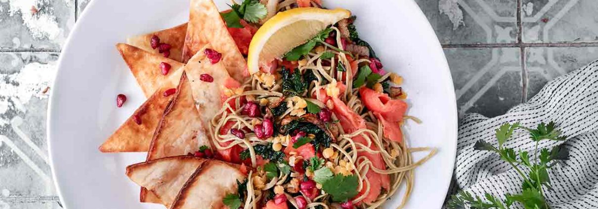 Ich weiß gar nicht wo ich anfangen soll…als allerstes (bevor ich zu diesem äußerst leckeren Rezept komme) möchte ich euch ein Gewinnspiel von Fish Tales und Alaska Seafood ans Herz legen. Fish Tales & Alaska Seafood haben den ersten europaweiten Wild Alaska Seafood Monat ins Leben gerufen, um Alaskas Vielfalt an nachhaltigen und leckeren Fischprodukten zu feiern. Fisch aus Alaska wird immer wild gefangen und ist MSC-zertifiziert. Das bedeutet, dass Ökosysteme erhalten bleiben und Fischbestände einer gesunden Größe entsprechen. Um diesen besonderen Monat zu feiern, wird ein Trip nach Amsterdam für 2 inkl. Kochkurs verlost