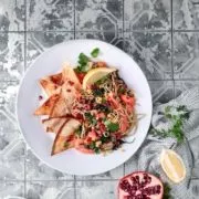 Ich weiß gar nicht wo ich anfangen soll…als allerstes (bevor ich zu diesem äußerst leckeren Rezept komme) möchte ich euch ein Gewinnspiel von Fish Tales und Alaska Seafood ans Herz legen. Fish Tales & Alaska Seafood haben den ersten europaweiten Wild Alaska Seafood Monat ins Leben gerufen, um Alaskas Vielfalt an nachhaltigen und leckeren Fischprodukten zu feiern. Fisch aus Alaska wird immer wild gefangen und ist MSC-zertifiziert. Das bedeutet, dass Ökosysteme erhalten bleiben und Fischbestände einer gesunden Größe entsprechen. Um diesen besonderen Monat zu feiern, wird ein Trip nach Amsterdam für 2 inkl. Kochkurs verlost