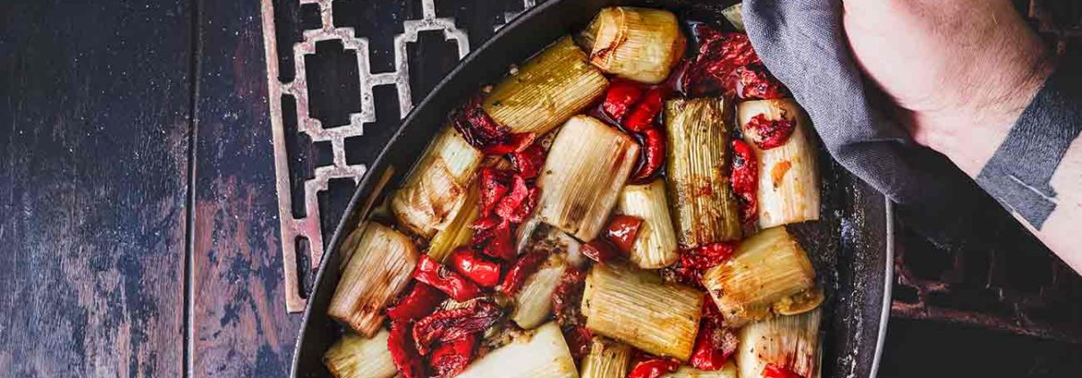 Ich bin großer Porree-Fan und probiere gerne neue Rezepte rund um den langen Lauch aus. Normalerweise ertränke ich ihn in Schmelzkäse als Nudelsoße. Da ist diese leichte geschmorte Variante echt eine willkommene Abwechslung.