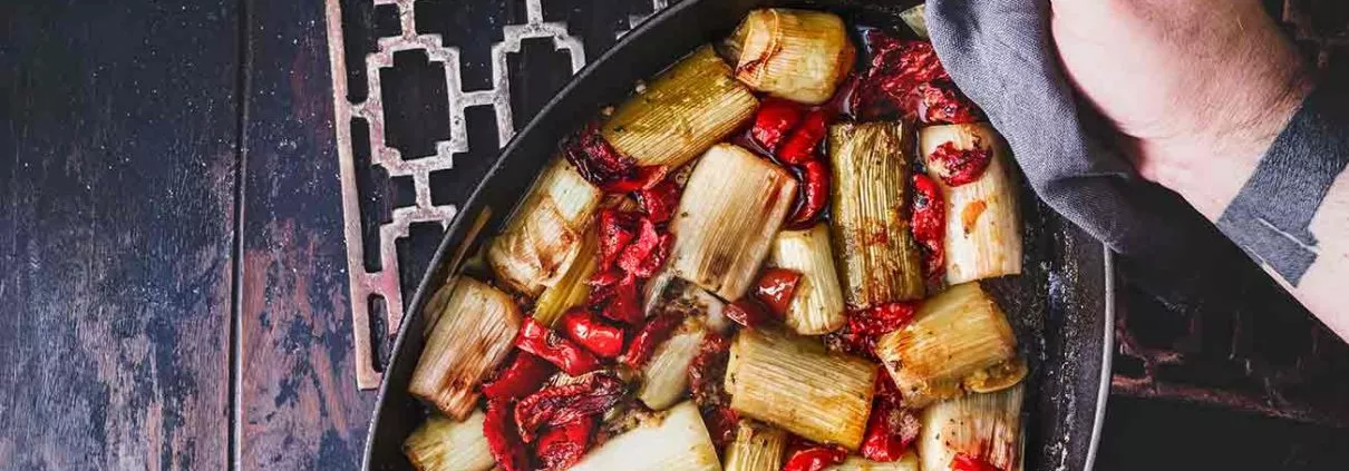 Ich bin großer Porree-Fan und probiere gerne neue Rezepte rund um den langen Lauch aus. Normalerweise ertränke ich ihn in Schmelzkäse als Nudelsoße. Da ist diese leichte geschmorte Variante echt eine willkommene Abwechslung.