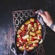 Ich bin großer Porree-Fan und probiere gerne neue Rezepte rund um den langen Lauch aus. Normalerweise ertränke ich ihn in Schmelzkäse als Nudelsoße. Da ist diese leichte geschmorte Variante echt eine willkommene Abwechslung.