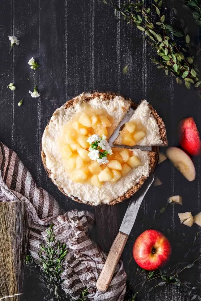 Ich mag jeden einzelnen Baustein von diesen Kuchen: den Boden aus Haferkeksen, cremigen Milchreis mit Mascarpone und die eingekochten Apfelwürfel. Und das Trio macht den Kuchen einfach zu etwas ganz Besonderen. Am liebsten mag ich es sogar, wenn das Apfel-Topping noch warm über den Milchreiskuchen kommt…