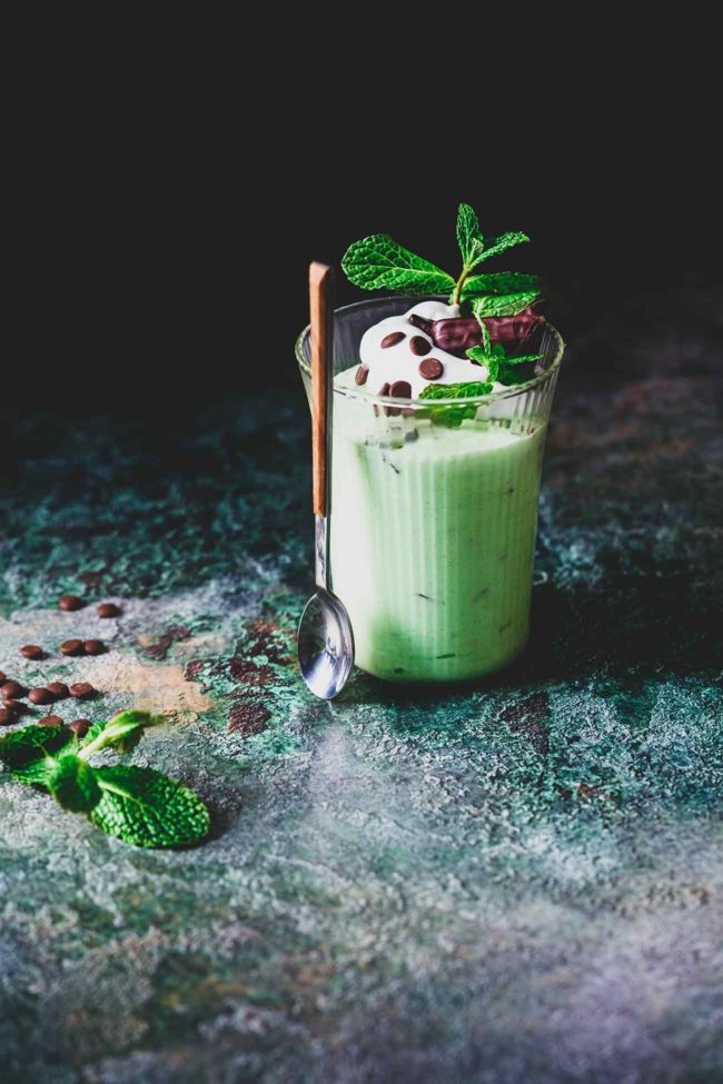 Da sind wir nun… im neuen Jahr. Und ich liebe es, dass Datum zu schreiben: 01.01.2022! Herrlich. Frohes neues Jahr! Ich starte mit einer „leichten“ Minze-Mousse aus weißer Schokolade.