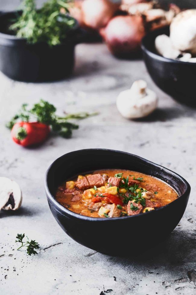 Super einfache Pizzasuppe … die perfekte gemütliche Schüssel für Nächte, in denen du dich nach deiner Lieblingspizza sehnst oder eben auch nach einer gemütlichen Schüssel Suppe. Eine Mischung aus Gemüse, gekocht mit Salami und italienischen Gewürzen. Herzhaft und so lecker. Großartig für fast jede Nacht der Woche.