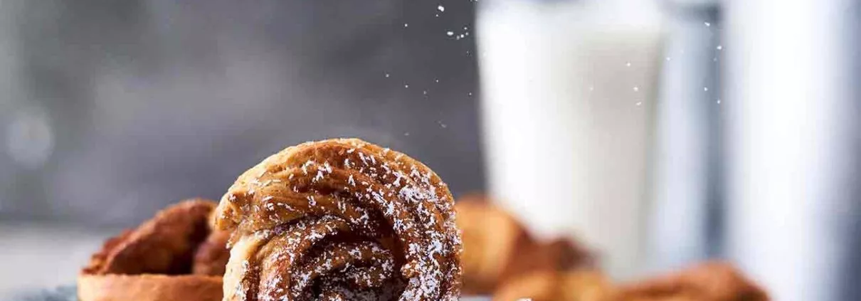Diese Zimt-Cruffins haben mir gestern den Tag gerettet. Nicht nur weil sie so unglaublich lecker waren, sie sind ebenso schnell gemacht und eine unglaubliche Belohnung, wenn du mit den Hunden rausgegangen bist und im Schnee so unglaublich geschickt ausrutschst, dass du bis auf die Unterhose klitschnass bist. Im Schnee spazieren gehen? Kann ich!