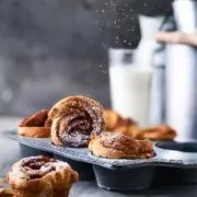 Diese Zimt-Cruffins haben mir gestern den Tag gerettet. Nicht nur weil sie so unglaublich lecker waren, sie sind ebenso schnell gemacht und eine unglaubliche Belohnung, wenn du mit den Hunden rausgegangen bist und im Schnee so unglaublich geschickt ausrutschst, dass du bis auf die Unterhose klitschnass bist. Im Schnee spazieren gehen? Kann ich!