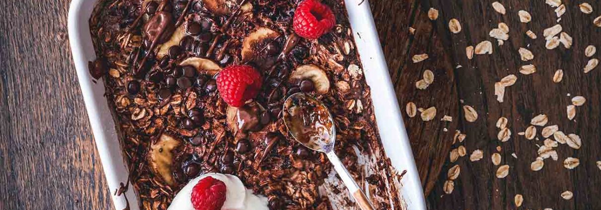 Baked oats haben eine Menge Vorteile: Sie lassen sich flott zubereiten, sind gesund, schmecken warm und kalt und können unendlich variiert werden. Die schokoladigen Brownie baked oats sind so lecker, dass ich mich aufs nächste Frühstück schon freue.
