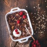 Baked oats haben eine Menge Vorteile: Sie lassen sich flott zubereiten, sind gesund, schmecken warm und kalt und können unendlich variiert werden. Die schokoladigen Brownie baked oats sind so lecker, dass ich mich aufs nächste Frühstück schon freue.