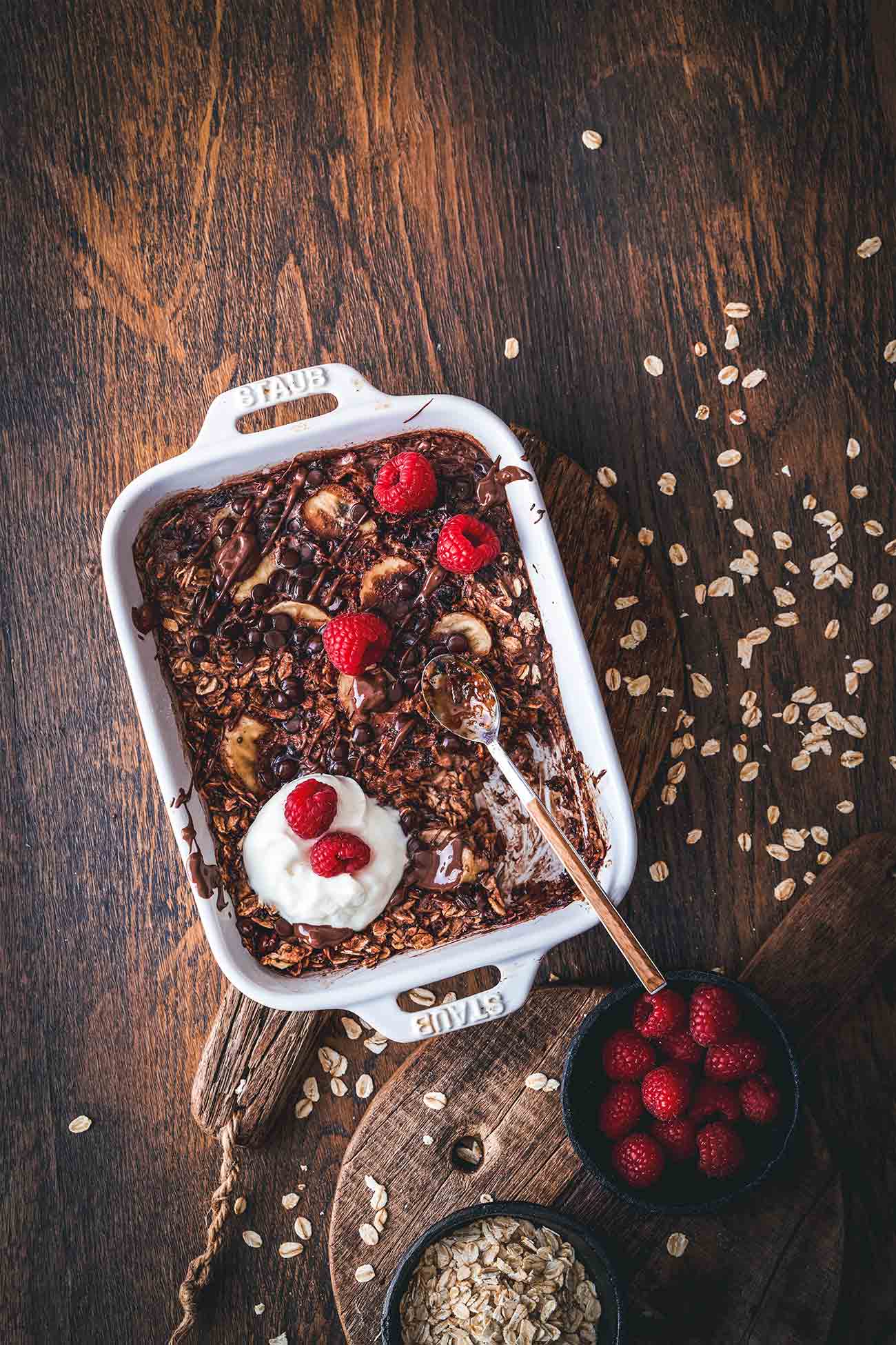 Baked oats haben eine Menge Vorteile: Sie lassen sich flott zubereiten, sind gesund, schmecken warm und kalt und können unendlich variiert werden. Die schokoladigen Brownie baked oats sind so lecker, dass ich mich aufs nächste Frühstück schon freue. 