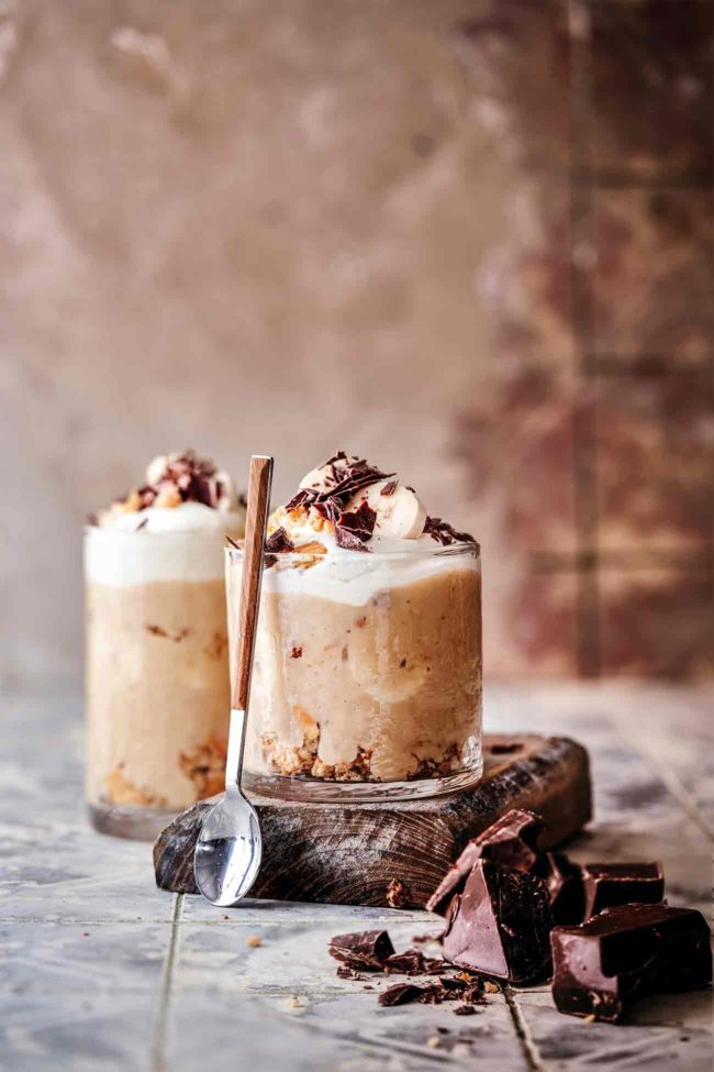 Ich habe schon so lange keinen selbstgemachten Pudding mehr gegessen. Ich esse ihn ja am liebsten noch lauwarm direkt aus dem Topf…aber die Kombination aus Kokospudding mit salzigen Kokos-Crunch, Schokoalde und Sahne ist auch nicht sooo schlecht.