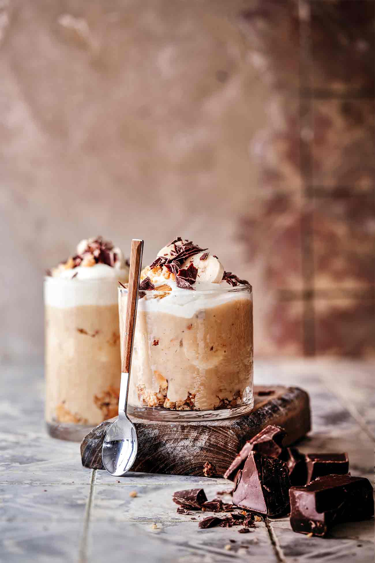 Ich habe schon so lange keinen selbstgemachten Pudding mehr gegessen. Ich esse ihn ja am liebsten noch lauwarm direkt aus dem Topf…aber die Kombination aus Kokospudding mit salzigen Kokos-Crunch, Schokoalde und Sahne ist auch nicht sooo schlecht. 