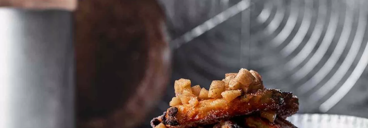 Gestern Abend blätterte ich durch eines meiner vielen Koch-und Backmagazine, die ich abonniert habe (seltsamerweise mag ich all die trashigen Magazine nicht so gern) und entdeckte ein ganz einfaches Rezept für knusprige Kartoffelpuffer. Das war ein Zeichen. Ich musste mir sofort ein paar Kartoffelpuffer machen. Da ich keinem Rezept so richtig folgen kann musste ich auch hier wieder ¾ des Rezeptes abändern. Und so kann ein völlig anderes Rezept heraus. Knusprige Kartoffelpuffer mit Rosinen in einer Zucker-Zimtkruste und einem Topping aus Amaretto-Äpfeln. Das war echt flott gemacht und unglaublich gut.