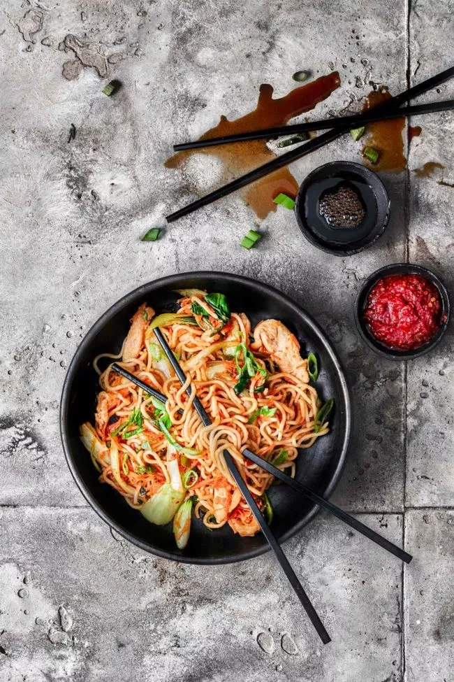 Bami Goreng Ich bin ja großer Fan von asiatischen Essen, doch habe ich in meinem Wohn-Umkreis kein wirklich gutes asiatisches Restaurant oder gar ein Imbiss, der ohne Geschmacksverstärker auskommt. Meist werden Glutamate oder auch Unmengen an Zucker verwendet. Daher ist selberkochen angesagt. Und das wirklich schnell gemachte Bami Goreng braucht nur wenig Zutaten und kommt ganz ohne Zuckerzusatz aus. Bei der Sojasoße und bei der Gemüsebrühe achte ich auch darauf, dass kein Zucker enthalten ist, denn der gehört da einfach nicht hin. Den spare ich mir dann für Kuchen, Desserts & Co auf. 250 g Chinesische Nudeln (Woknudeln) 400 g Karotten 3 Frühlingszwiebeln 300 g Pak Choi 400 g Putengeschnetzeltes 5 EL Sojasoße oder Ketjap Manis 1 -2 EL Sambal Oelek 100 ml Gemüsebrühe Öl zum Anbraten (zum Beispiel Erdnussöl) Nudeln 3 Minuten in Salzwasser kochen, abseihen, abtropfen lassen und kalt abspülen Karotten in Streifen schneiden, Frühlingszwiebeln in Röllchen schneiden und das Zwiebelgrün zur Seite stellen Pak Choi in 1 cm dicke Streifen schneiden Öl in einer großen Pfanne erhitzen und die Putenstreifen von allen Seiten goldbraun anbraten, herausnehmen und zur Seite stellen In der gleichen Pfanne die Nudeln 3 Minuten anbraten (ggf. etwas Öl zugeben), herausnehmen und zur Seite stellen In der gleichen Pfanne Möhrenstreifen, Frühlingszwiebeln und Pak Choi 2 Minuten unter Rühren anbraten Sojasoße und Sambal Oelek zugeben und mit Brühe aufgießen und aufkochen lassen Hitze reduzieren, Putenstreifen und Nudeln unterheben und erhitzen Mit den Zwiebelgrün bestreuen und servieren