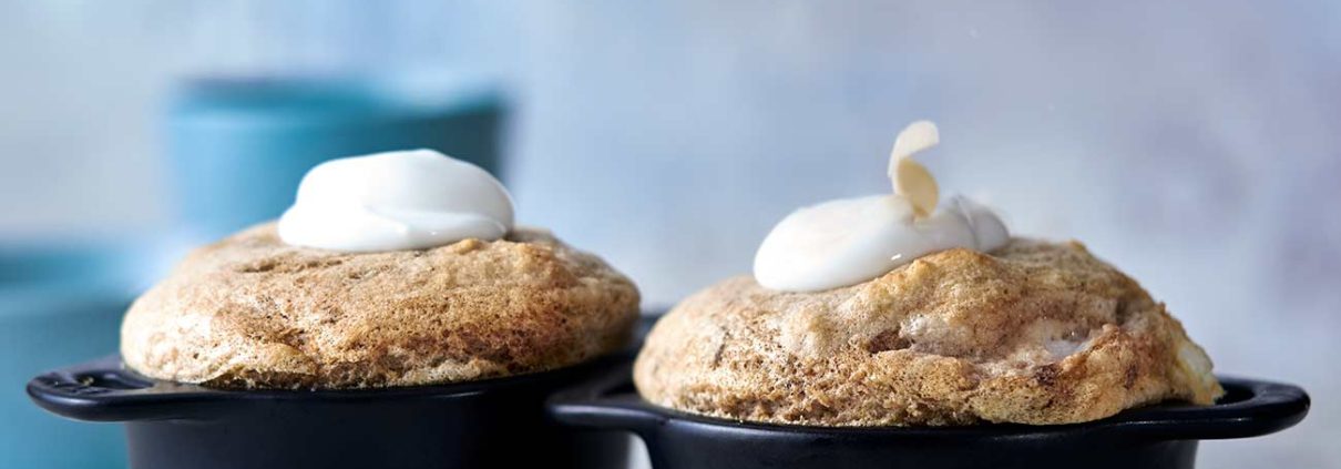 Ich kann auch mal ohne industriellen Zucker. Und so ein fluffiges Bananen- Soufflé ist schon echt richtig lecker, auch wenn das Fotografieren eine Qual ist, denn man sieht sekündlich das Soufflé zusammenfallen.