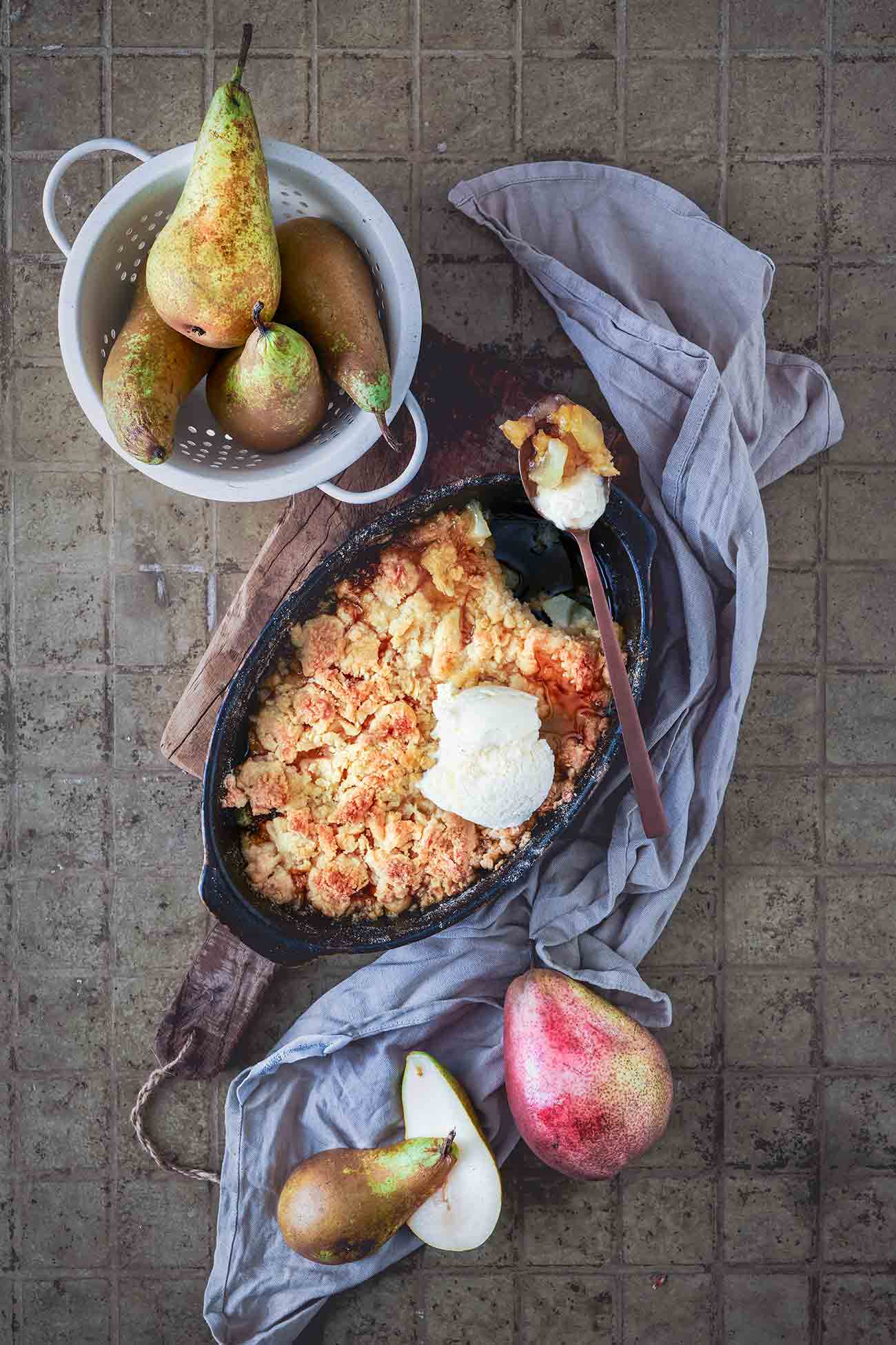 Eine Auflaufform vollgestopft mit Birnen, Sirup und einer Menge Butterstreuseln obendrauf.  Jeder Bissen ein köstliches Augenrollen und voller Geschmack. Einfach ein saftiges Dessert mit einem Hauch von Vanille. Ich liebe es direkt aus dem Ofen mit etwas Vanilleeis. 