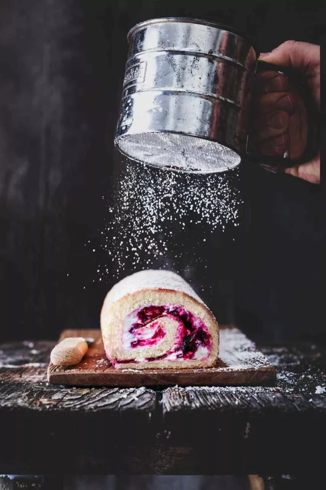 Diese leichte Biskuitrolle ist ein ganz kleiner Vorgeschmack auf den kommenden Frühling. Fluffiger Biskuit, eine leichte Quarkcreme und Beeren. Ich bin jedes Mal von Neuem überrascht wie schnell eine Biskuitrolle gemacht ist. Irgendwann schaffe ich es auch bestimmt, die Rolle so richtig gleichmäßig zu füllen, zu rollen und wirklich erst nach der Kühlung, wenn sie schön fest geworden ist, aufzuschneiden, zu fotografieren und zu essen. Irgendwann.