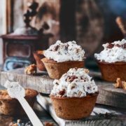 Nichts ist saftiger als kleine Karottenkuchen. Süße Karotten, Kokosöl, Zimt und Vanille… eine einfache und einfach wunderbare Kombination. Ich habe die Kleinen wieder in meiner XL-Muffinform gebacken, eine „normale“ Muffinform geht natürlich auch. Bei der Zuckermenge könnt ihr ein wenig variieren. Ich habe die Kleinen schon mit normalem Kristallzucker und auch schon mit Erythrit gebacken. Beides schmeckte wunderbar. Auch bei den Sirupen bist du frei. Wenn du keinen Sirup zur Hand hast, kannst du gerne je nach Vorliebe den Zuckeranteil etwas erhöhen.