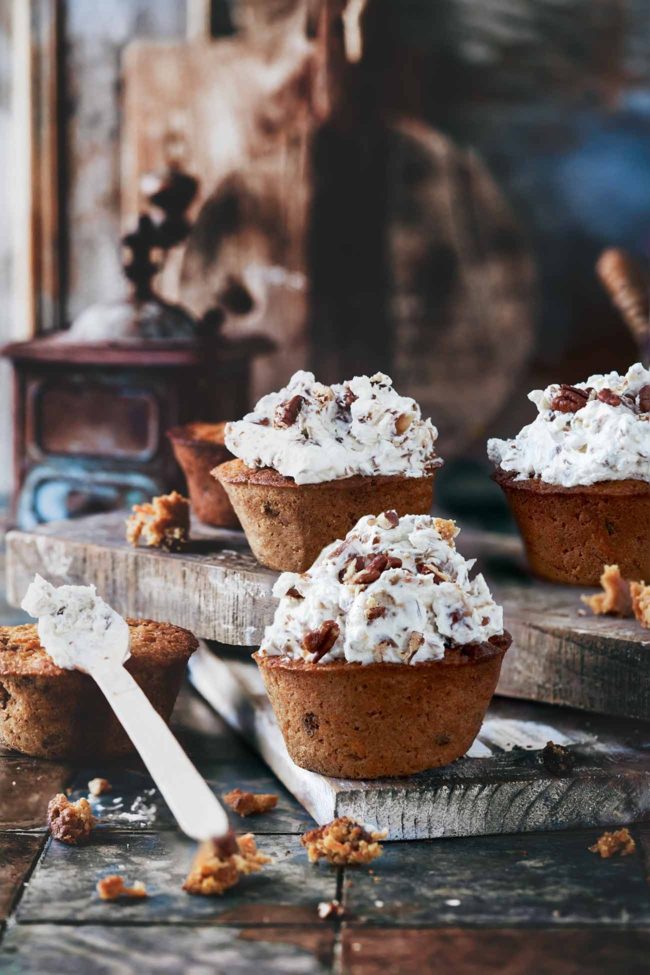 Nichts ist saftiger als kleine Karottenkuchen. Süße Karotten, Kokosöl, Zimt und Vanille… eine einfache und einfach wunderbare Kombination. Ich habe die Kleinen wieder in meiner XL-Muffinform gebacken, eine „normale“ Muffinform geht natürlich auch. Bei der Zuckermenge könnt ihr ein wenig variieren. Ich habe die Kleinen schon mit normalem Kristallzucker und auch schon mit Erythrit gebacken. Beides schmeckte wunderbar. Auch bei den Sirupen bist du frei. Wenn du keinen Sirup zur Hand hast, kannst du gerne je nach Vorliebe den Zuckeranteil etwas erhöhen.
