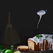 Rum, Limette und Minze. Fast sommerlich kommt dieser (unglaublich leckere) Kuchen daher. Er macht zwar nicht betrunken, kann aber ein bisschen Farbe auf den Tisch bringen und uns hoffen lassen, dass dieser Sommer für Alle das Gefühl von Freiheit und Unbeschwertheit bringen wird. Das wünsche ich uns. Ein bisschen Frieden. By the way… die Rum-Zuckerkruste schmeckt einfach gigantisch.