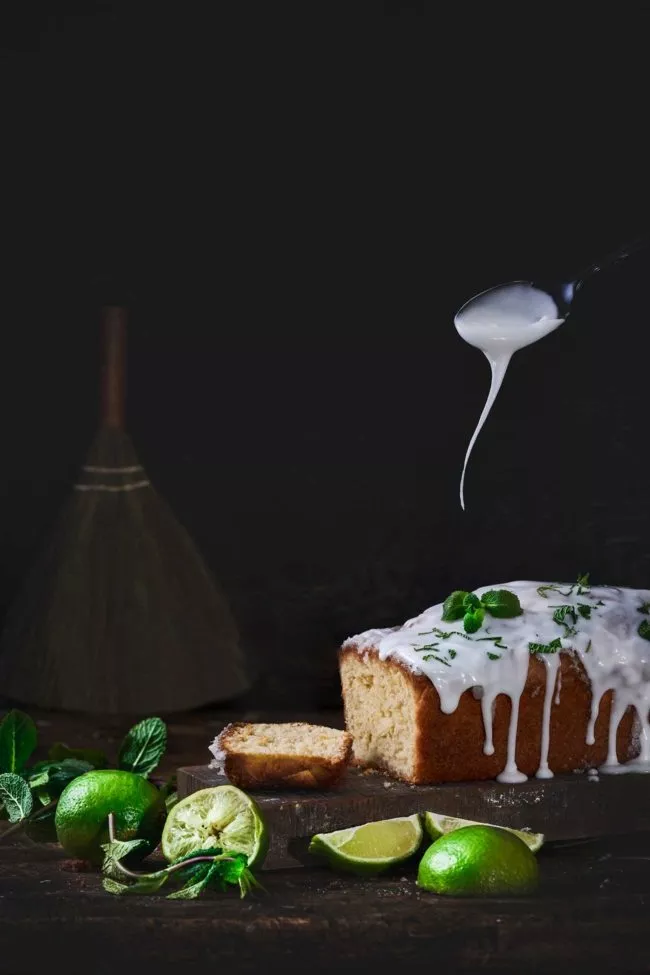 Rum, Limette und Minze. Fast sommerlich kommt dieser (unglaublich leckere) Kuchen daher. Er macht zwar nicht betrunken, kann aber ein bisschen Farbe auf den Tisch bringen und uns hoffen lassen, dass dieser Sommer für Alle das Gefühl von Freiheit und Unbeschwertheit bringen wird. Das wünsche ich uns. Ein bisschen Frieden. By the way… die Rum-Zuckerkruste schmeckt einfach gigantisch.