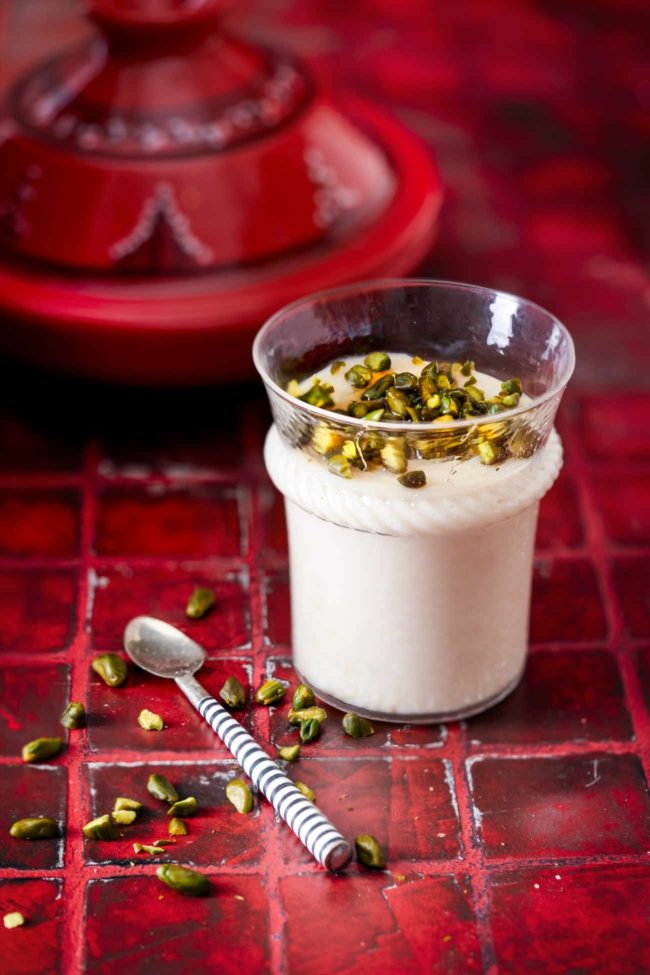 Mein Dessert-Modus läuft mal wieder auf Hochtouren. Ein Dessert ist immer ein perfekter Abschluss nach dem Mittagessen. Ich mache mir meist eine Portion mehr, denn dann kann ich immer ganz überrascht schauen, wenn ich abends nochmals in den Kühlschrank schaue, um es mir dann samt Dessert gemütlich auf dem Sofa zu machen.