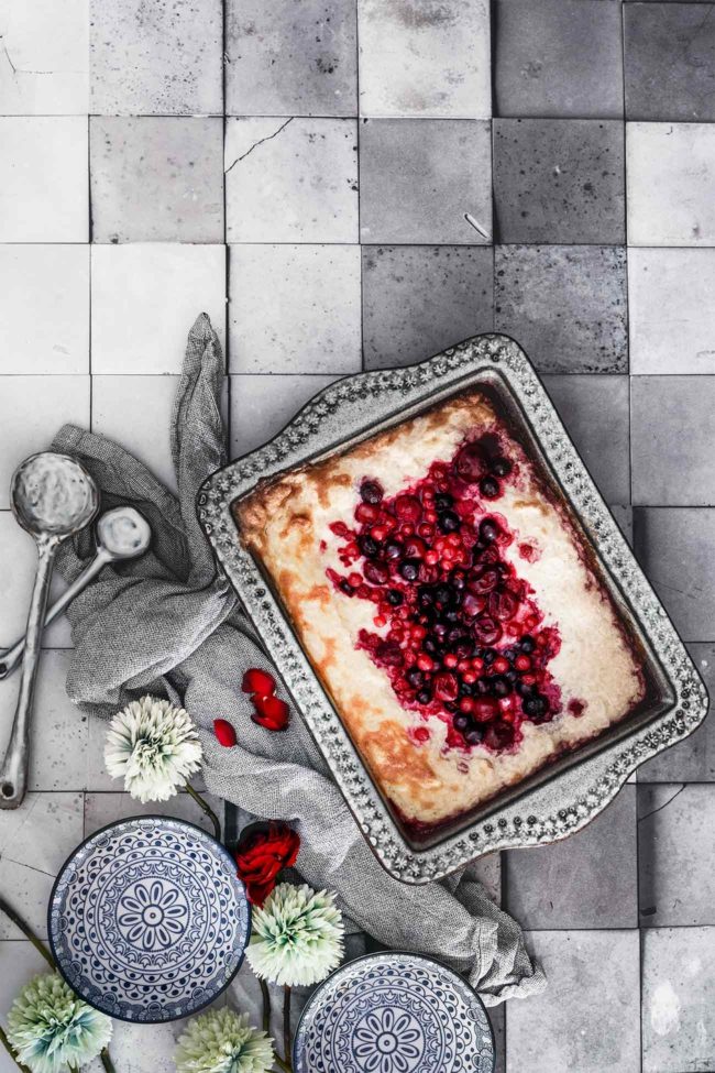 Bei dem stürmischen Wetter und den dazugehörigen schlaflosen Nächten der letzten Tage, brauchte ich eine Portion Wohlfühlessen. Milchreis. Diesmal als fluffiger Auflauf mit gebackenen Beeren.