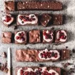 Können Brownies noch besser schmecken als Brownies? Ich denke ja, denn wenn man den klassischen Brownie etwas Nougat mit in den Teig gibt und mit Nougatsahne toppt, dann hat man den für mich leckersten Brownie der Welt. Diese sind leicht, extra schokoladig, perfekt süß und haben diese wunderbar leicht zerknitterte Oberseite. Oh mein Gott, so gut.