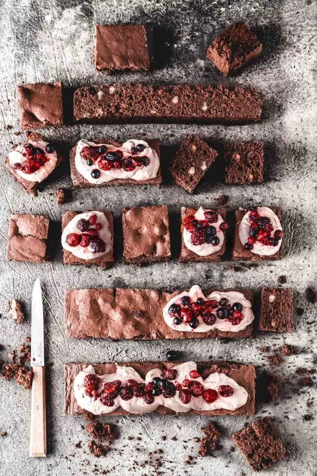 Können Brownies noch besser schmecken als Brownies? Ich denke ja, denn wenn man den klassischen Brownie etwas Nougat mit in den Teig gibt und mit Nougatsahne toppt, dann hat man den für mich leckersten Brownie der Welt. Diese sind leicht, extra schokoladig, perfekt süß und haben diese wunderbar leicht zerknitterte Oberseite. Oh mein Gott, so gut.