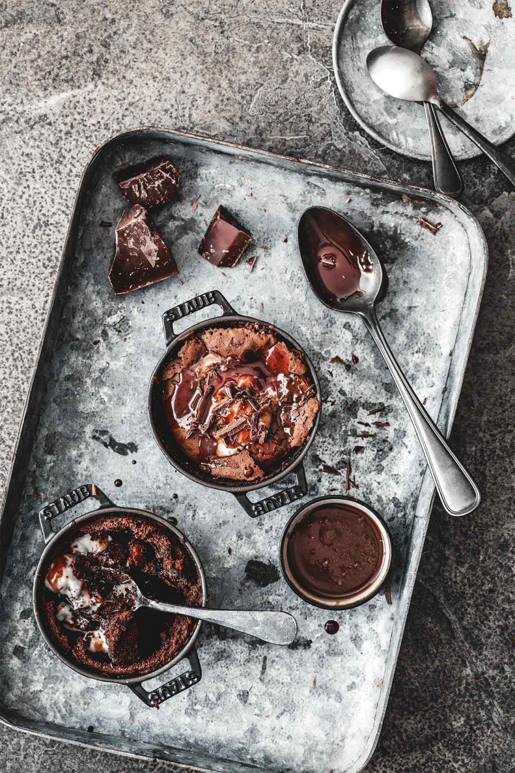Halbgebackener warmer Nutella Pudding mit Schokoladen-Karamell ...