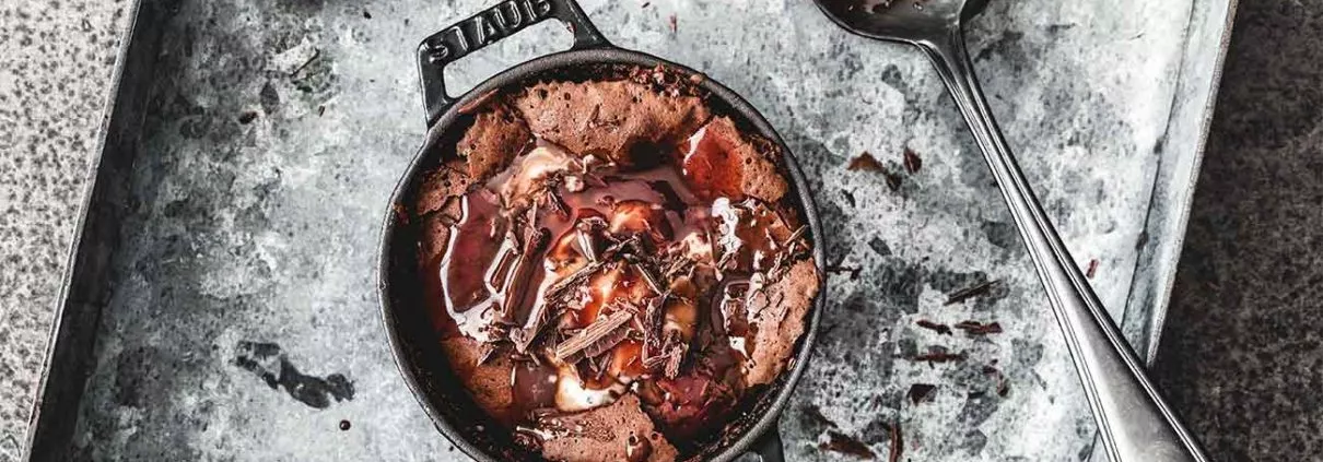 Heute dreht sich alles um warmen, gebackenen Pudding…mit Nuss-Nougat Creme. Das Beste an diesem Pudding ist, dass er so einfach zuzubereiten ist und wenn du möchtest, kannst du ihn direkt aus dem Backofen noch warm mit frischer Sahne und Schokoladen-Karamell essen. Ein Dessert um es sich richtig gemütlich zu machen.